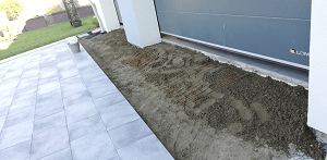 Příprava a násĺedná pokládka zámkové dlažby